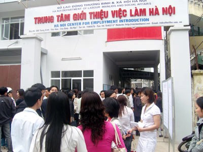 Hundreds of people flock to jobs centers to find the job. (Filed photo) Hundreds of people flock to jobs centers to find the job. (Filed photo)